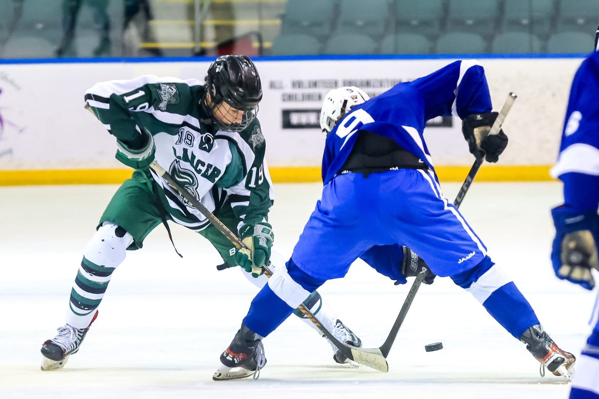 Rhys Bernstein (19), de Livingston e Aidan Wilson (9) de Westfield Battle for the Face Off durante a final da Copa da McInnis da McInnis da Boys Ice McInnis na Codey Arena em West Orange, NJ, na quarta -feira, 12 de fevereiro de 2025.