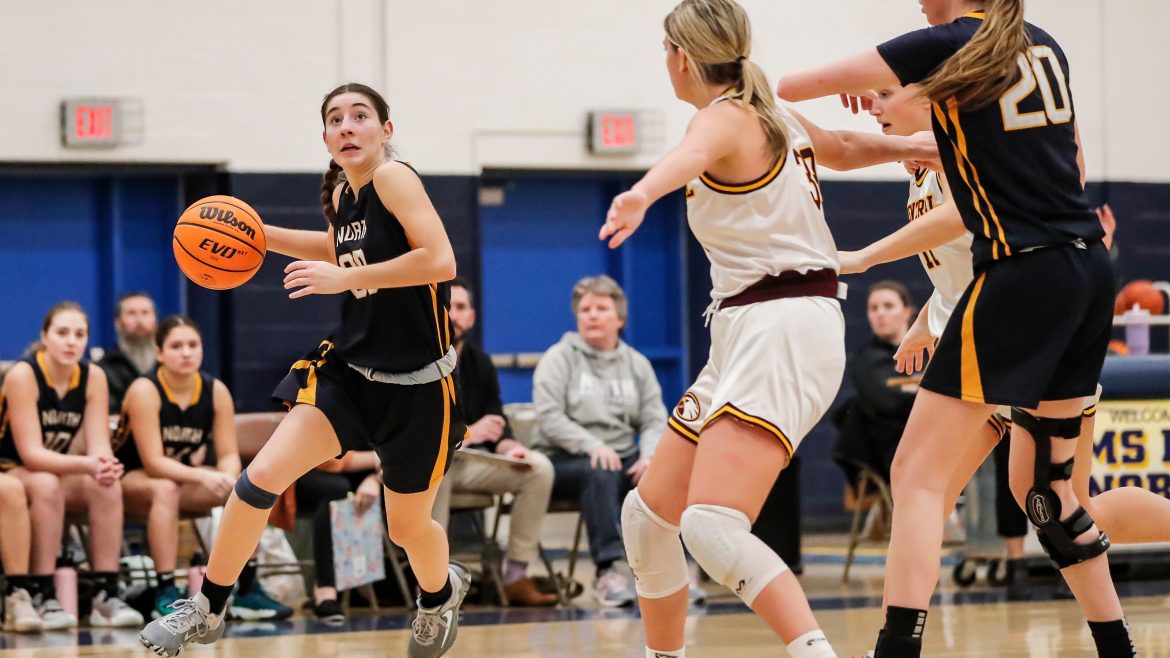 Cara Sarluca (30) de Toms River North dirige até a rede durante o jogo de basquete feminino entre Toms River North e Central Regional na Toms River High School North, em Toms River, NJ, na sexta -feira, 9 de fevereiro de 2024.