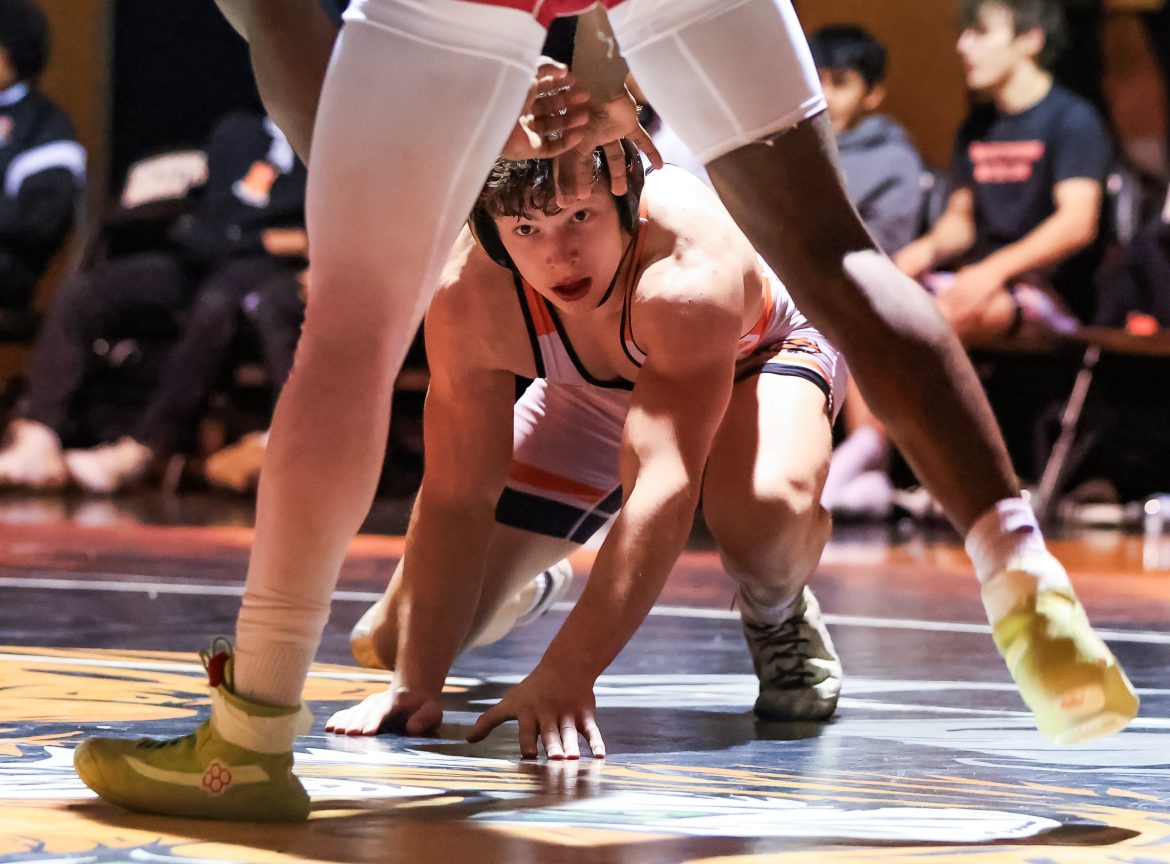 Evan Carr, de Hackettstown, luta Malik Nelson, de Bloomfield, durante a partida de 157 libras para meninos na Hackettstown High School, em Hackettstown, NJ, na quarta -feira, 5 de fevereiro de 2025.