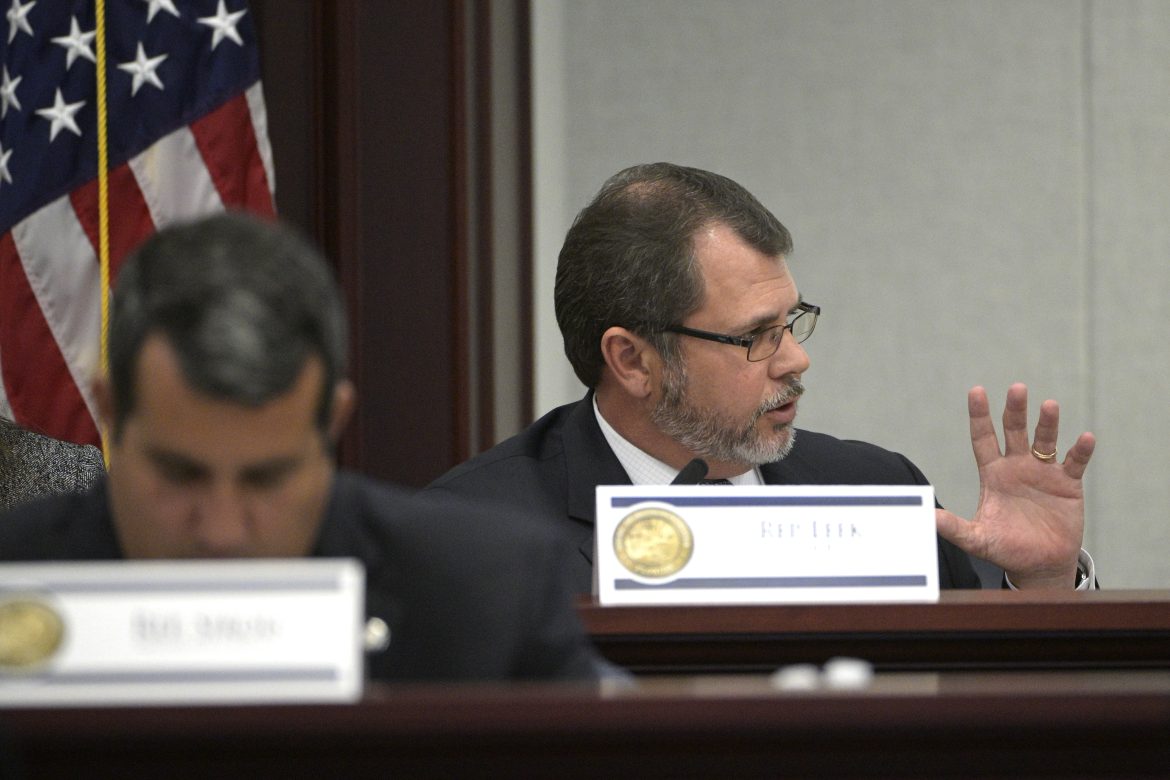 Então, o deputado da Flórida, Thomas Leek, à direita, lidera uma discussão durante uma audiência do Comitê de Redistritamento na Câmara dos Deputados da Flórida em uma sessão legislativa, quinta -feira, 13 de janeiro de 2022, em Tallahassee, na Flórida (AP Photo/Phelan M. Ebeenhack)
