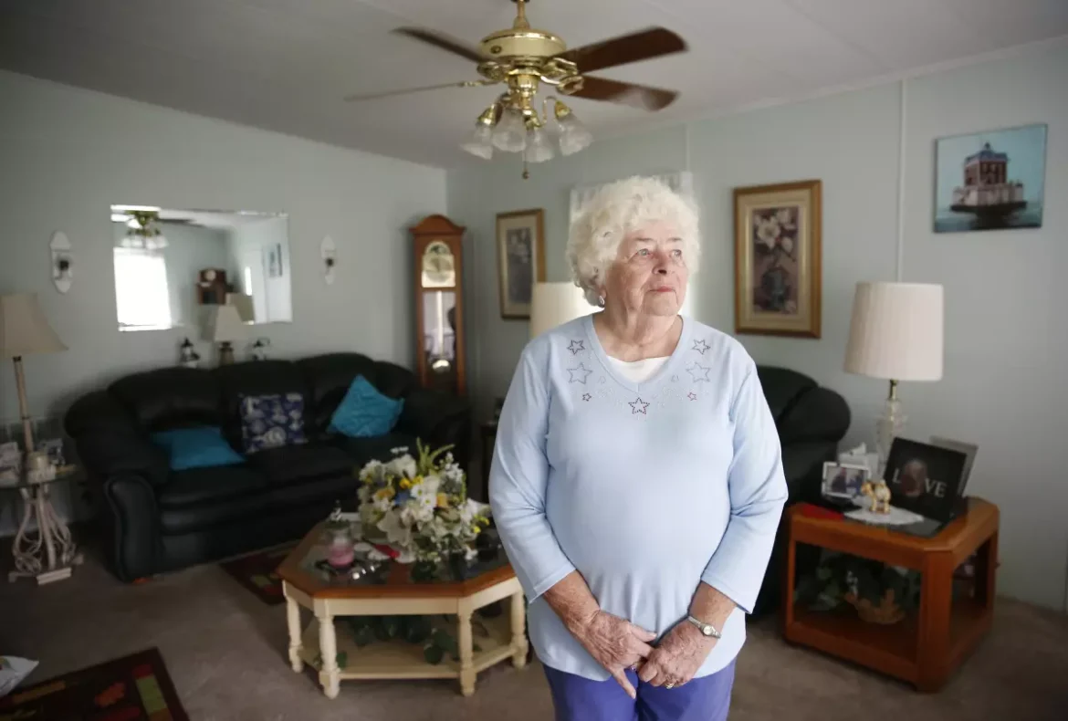 Judy Schofield, 86 anos, aposentada que se mudou de Connecticut para a comunidade Royal Palm Village em Haines City, Flórida, assumiu um emprego de meio período para ajudar a acompanhar suas contas devido ao aumento do aluguel de lote.
