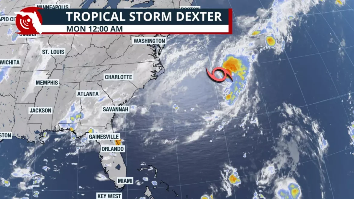 Imagens de satélite de Dexter no domingo à meia -noite. A maior parte de sua convecção é deslocada para o leste do centro.