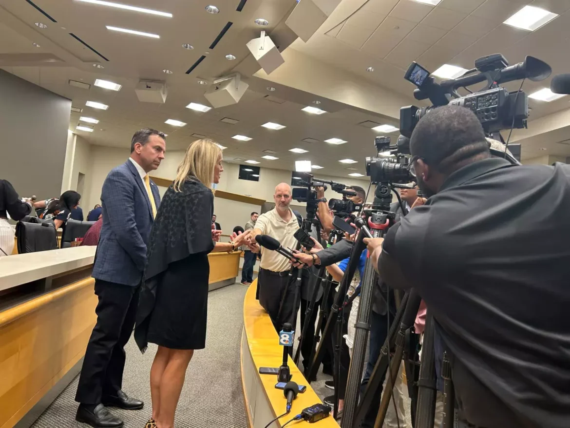 O deputado republicano Toby Overdorf, de Palm City, e o deputado Vicki Lopez, de Miami, co-presidente do Comitê Seleto de Impostos a Propriedades, faz perguntas no Capitólio da Flórida na terça-feira, 23 de setembro de 2025.