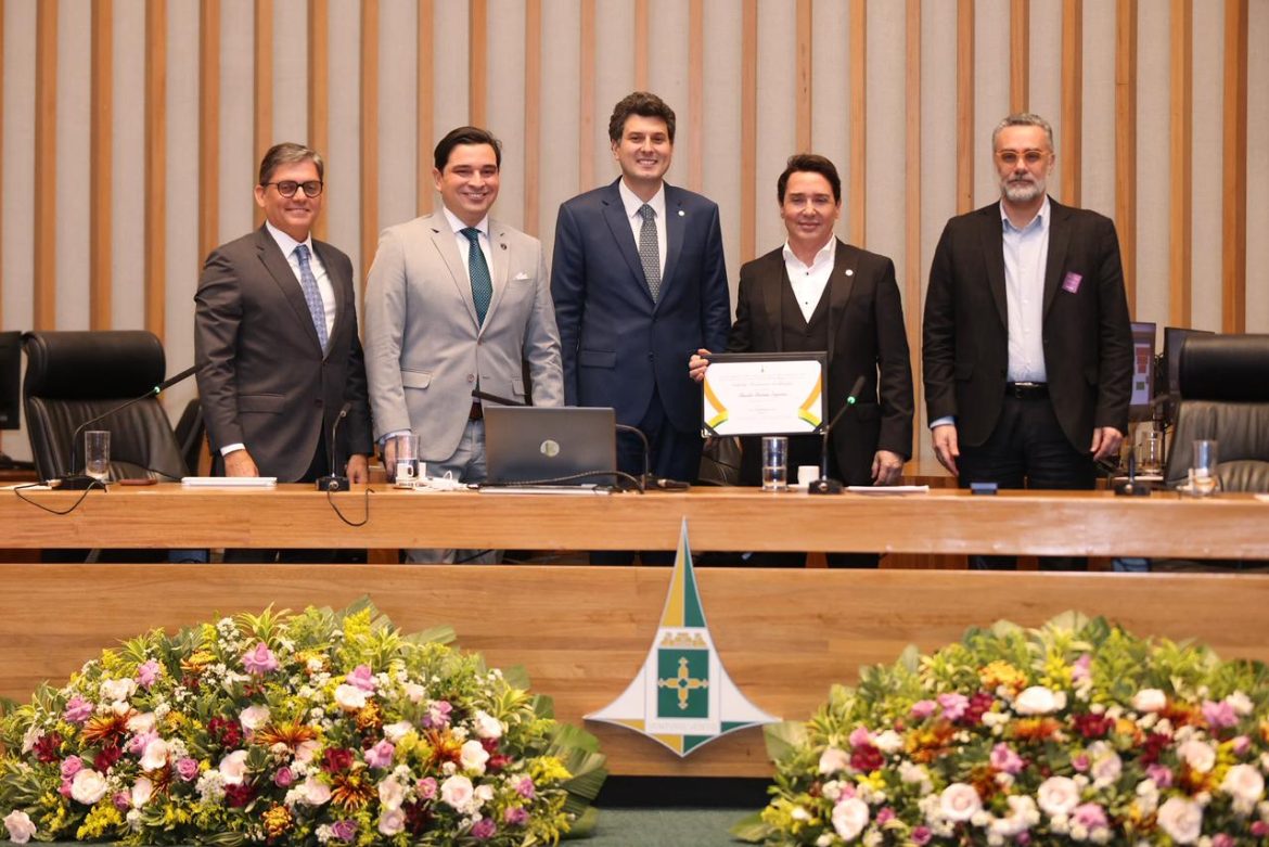 Jornalista Claudio Dantas Sequeira recebe título de Cidadão Honorário de Brasília